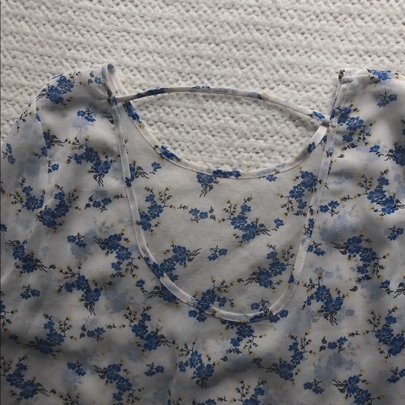 Floral 3/4 sleeve low back blouse - Picture 2 of 8
